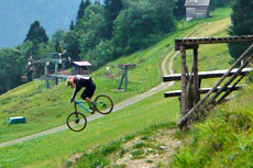 Biker springt von einer der Schanzen