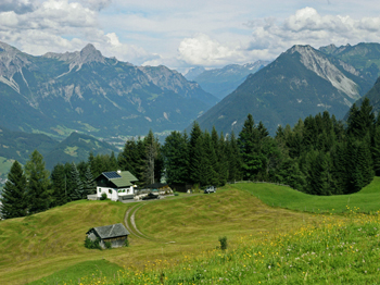 Unser Haus liegt 100 m oberhalb der Talstation von Einhornbahn 2