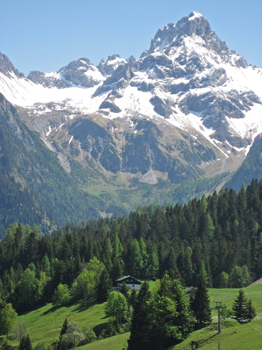 Unsere Hütte mit dem Wahrzeichen des Brandnertales - der 'Zimba'