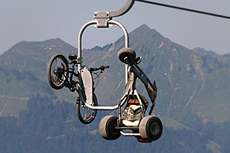 Fahrrad und Mountainkart am Lift