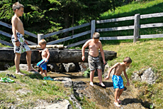 Spielen bei der Wassertrete