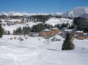 Die Schipiste führt zur Talstation der Einhornbahn 2